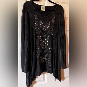 Like new Vocal tunic. Beautiful and flattering 🖤